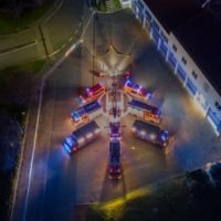 Seeheimer Feuerwehr kreativ: Weihnachtsbaum aus Feuerwehrfahrzeugen und Schlauchmaterial